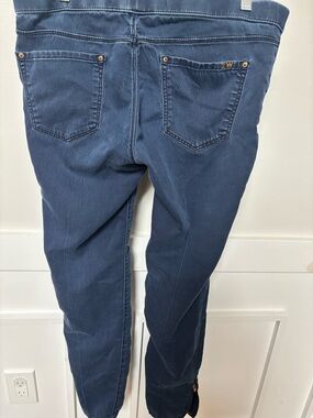 Leara Woman premium leggings with zippers at ankles. Size 8